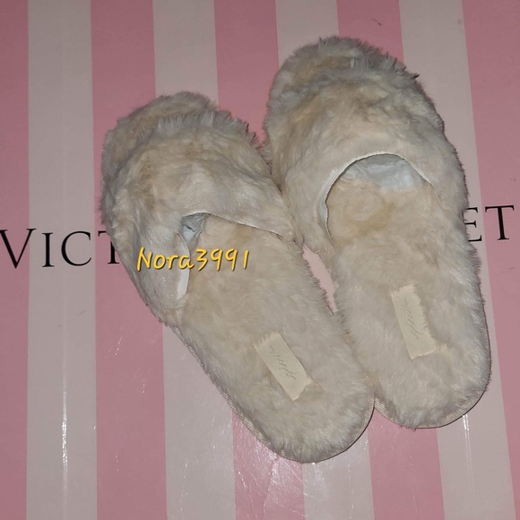 PINK VS Faux Fur Slipper size Medium NIP - Picture 4 of 8